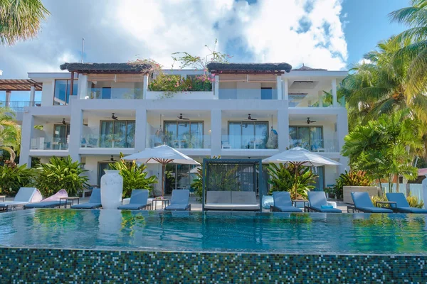 Praslin Seyşeller Nisan 2022, Anse Volbert tropikal adasında plajları ve palmiye ağaçları olan lüks bir tatil beldesi.