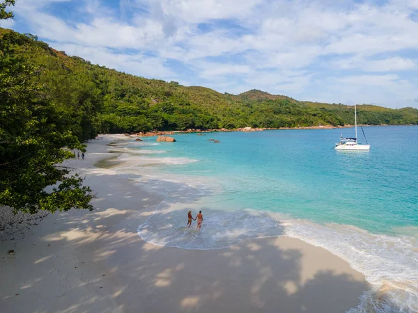 Praslin Seychelles Ilha Tropical Com Praias Withe Palmeiras Casal Homens — Fotografia de Stock