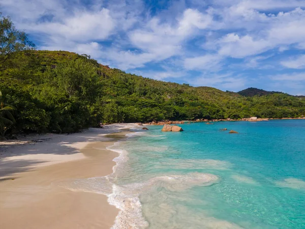 Praslin Seyşeller tropikal adası. Plajları, palmiye ağaçları, Anse Lazio plajı, Palmiye ağacı Anse Lazio, Seyşeller 'deki terk edilmiş tropikal ada rüya plajı.. 