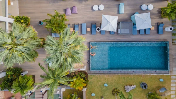 Praslin Seyşeller, tatil sırasında bilardo oynayan birkaç kadın ve erkek Anse Volbert tropikal adasında plajlar ve palmiye ağaçları olan lüks bir tatil köyünde.