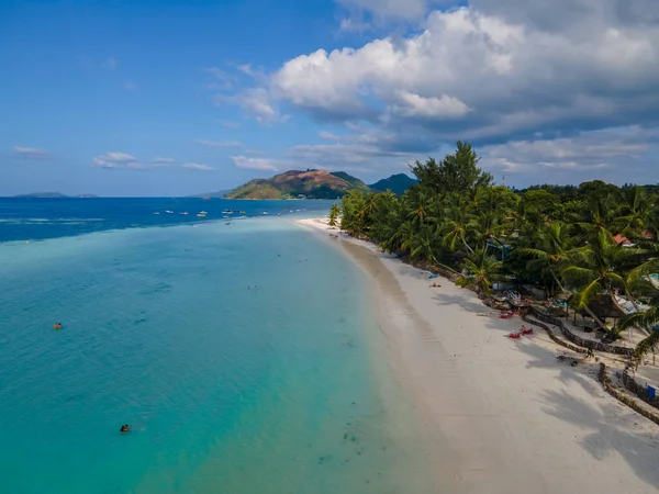 Praslin Seyşeller plajları ve palmiye ağaçları olan tropikal bir ada, Anse Volbert Seyşeller plajı.. 
