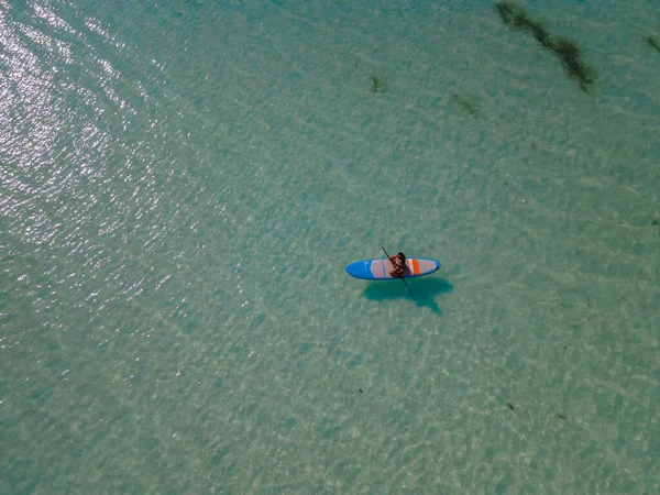 Woman Paddleboard Sup Ocean Praslin Seychelles Tropical Island Withe Beaches — ストック写真