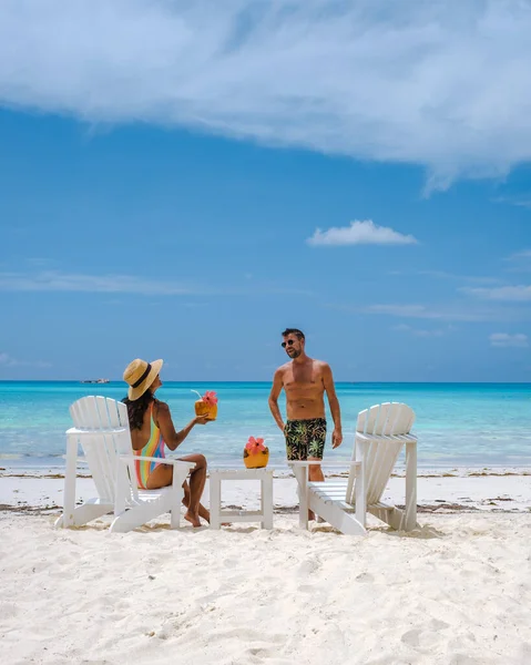 Couple Men Women Beach Coconut Drink Praslin Seychelles Tropical Island — Stockfoto