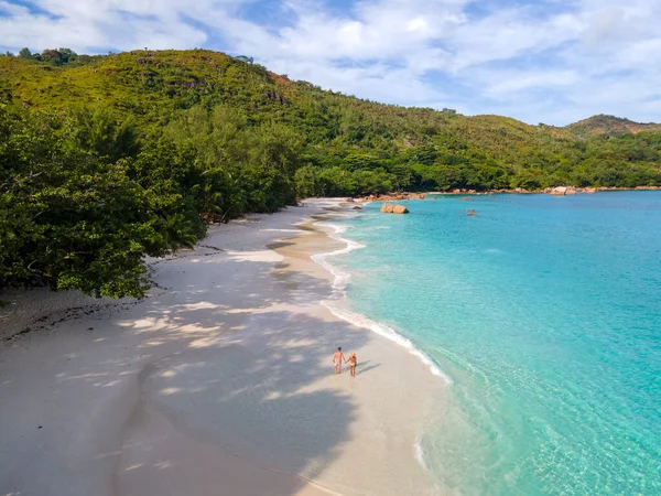 Praslin Seychellen Tropisch Eiland Met Withe Stranden Palmbomen Paar Mannen — Stockfoto