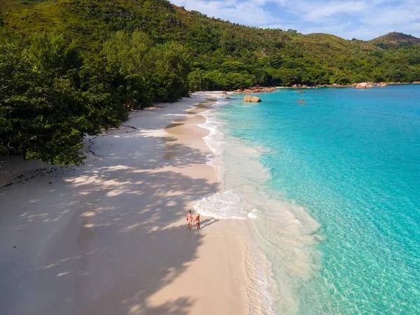 Praslin Seychellerna Tropisk Med Withe Stränder Och Palmer Två Män — Stockfoto