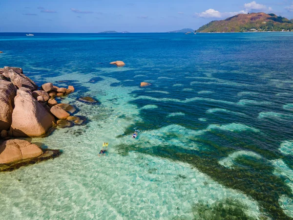 Men Woman Snorkling Ocean Praslin Seychelles Tropical Island Withe Beaches — Photo