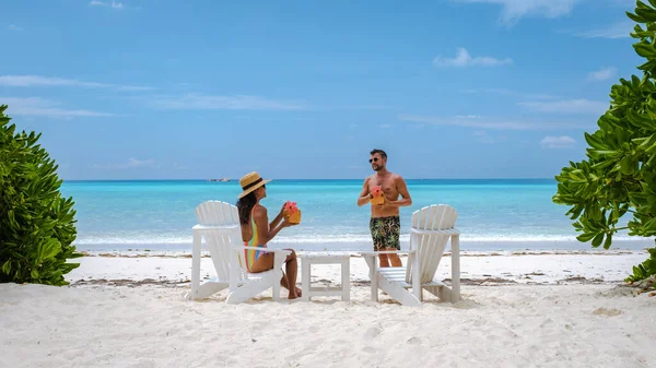 Couple Men Women Beach Coconut Drink Praslin Seychelles Tropical Island — Stockfoto