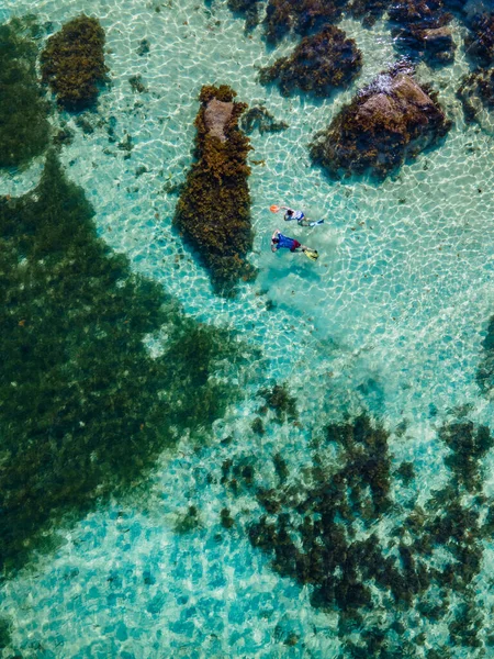 Hombres Mujeres Buceando Océano Praslin Seychelles Isla Tropical Con Playas — Foto de Stock