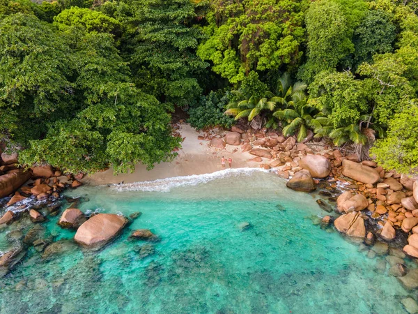 在塞舌尔热带岛屿的普拉斯林 有海滩和棕榈树 一对中年男女在塞舌尔度假 参观了热带海滩Anse Lazio Praslin塞舌尔 — 图库照片