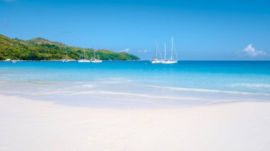 Praslin Seyşeller tropikal adası. Plajları, palmiye ağaçları, Anse Lazio plajı, Palmiye ağacı Anse Lazio, Seyşeller 'deki terk edilmiş tropikal ada rüya plajı.