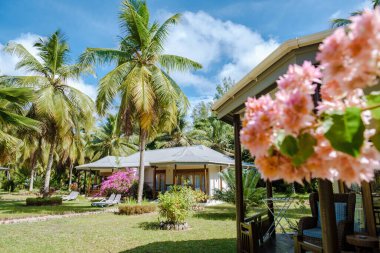 Praslin Seyşeller Nisan 2022, Seyşeller 'deki tropikal bir bahçede lüks yemek servisi yapan bir villa.