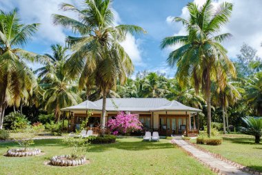 Praslin Seyşeller Nisan 2022, Seyşeller 'deki tropikal bir bahçede lüks yemek servisi yapan bir villa.