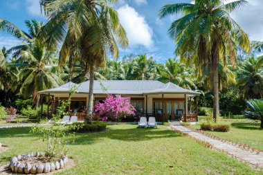 Praslin Seyşeller Nisan 2022, Seyşeller 'deki tropikal bir bahçede lüks yemek servisi yapan bir villa.