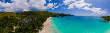 Praslin Seyşeller tropikal adası. Plajları, palmiye ağaçları, Anse Lazio plajı, Palmiye ağacı Anse Lazio, Seyşeller 'deki terk edilmiş tropikal ada rüya plajı.