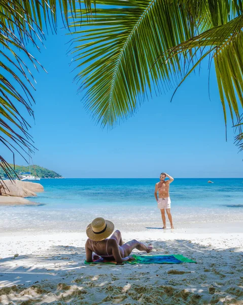 在塞舌尔热带岛屿Praslin，有海滩和棕榈树，一对中年男女在塞舌尔游览热带海滩Anse Lazio Praslin塞舌尔无人驾驶飞机 — 图库照片