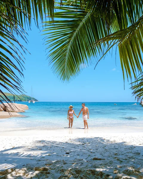Praslin Seychelles ilha tropical com praias withe e palmeiras, casal homens e mulheres de meia idade em férias nas Seychelles visitar a praia tropical de Anse Lazio Praslin Seychelles drone view — Fotografia de Stock
