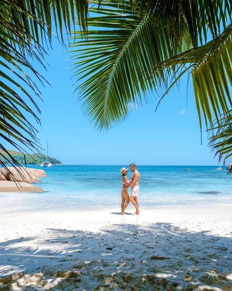 在塞舌尔热带岛屿Praslin，有海滩和棕榈树，一对中年男女在塞舌尔游览热带海滩Anse Lazio Praslin塞舌尔无人驾驶飞机 — 图库照片