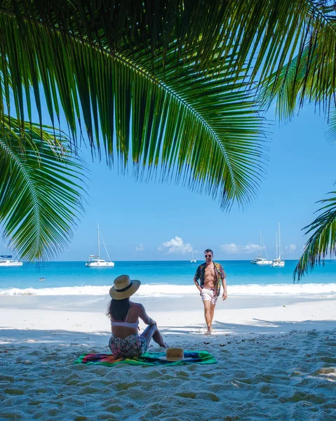 Praslin Seychelles tropical island with withe beaches and palm trees, couple men and women mid age on vacation at the Seychelles visiting the tropical beach of Anse Lazio Praslin Seychelles drone view — Foto Stock