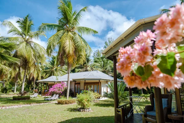 Praslin Seychelles April 2022, Luxury self catering bungalow villa in a tropical garden in the Seychelles — Stockfoto