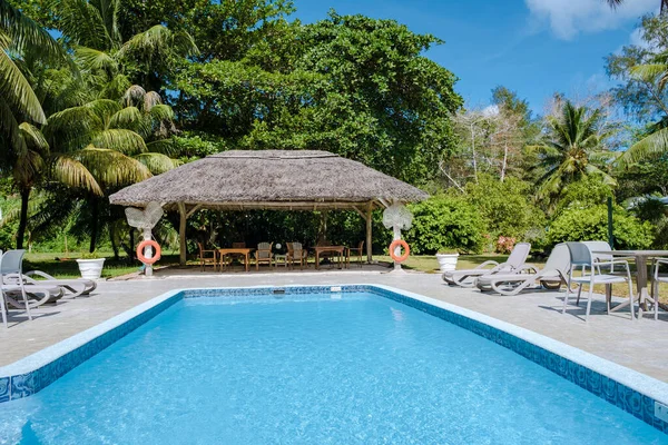 Praslin Seychelles aprile 2022, Villa di lusso con angolo cottura in un giardino tropicale alle Seychelles — Foto Stock