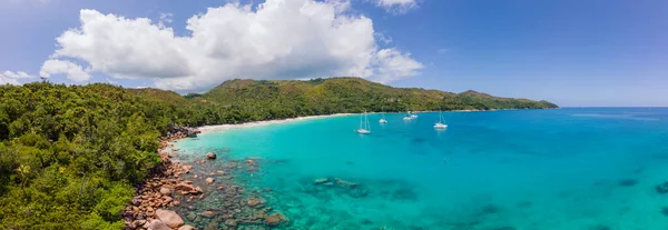 Praslin Seychelles isla tropical con las playas y palmeras, playa de Anse Lazio, palmera se encuentra sobre la isla tropical desierta playa de ensueño en Anse Lazio, Seychelles — Foto de Stock