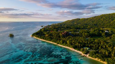 Anse Source dArgent plajı, La Digue Adası, Seyshelles, La Digue Seyşeller 'in kuş bakışı görüntüsü.