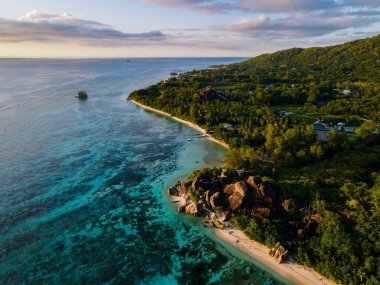 Anse Source dArgent plajı, La Digue Adası, Seyshelles, La Digue Seyşeller 'in kuş bakışı görüntüsü.