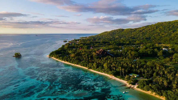 Anse Source dArgent plajı, La Digue Adası, Seyshelles, La Digue Seyşeller 'in kuş bakışı görüntüsü.