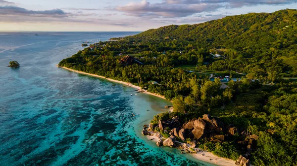 Anse Source dArgent plajı, La Digue Adası, Seyshelles, La Digue Seyşeller 'in kuş bakışı görüntüsü.