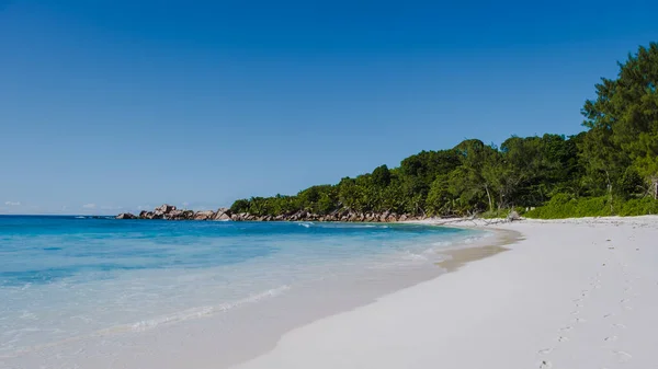 Anse Cocos Beach, La Digue Island, Seychelles, Tropical white beach with the turquoise colored ocean. — Stockfoto