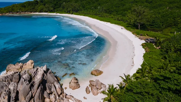 Anse Cocos Beach, La Digue Island, Seychelles, Tropical white beach with the turquoise colored ocean. — Foto de Stock