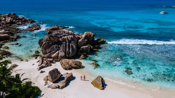 Anse Source dArgent beach, La Digue Island, Seyshelles, Drone vista aerea di La Digue Seychelles vista a volo d'uccello, coppia matura uomini e donne in vacanza Seychelles — Foto Stock