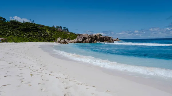 Anse Cocos Beach, La Digue Island, Σεϋχέλλες, Τροπική λευκή παραλία με το τυρκουάζ χρώμα του ωκεανού. — Φωτογραφία Αρχείου