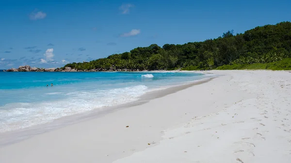 Anse Cocos Beach, La Digue Island, Seychelles, Tropical white beach with the turquoise colored ocean. — Fotografia de Stock