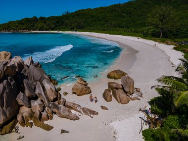 Anse Source dArgent plajı, La Digue Adası, Seyshelles, İHA hava manzaralı La Digue Seyşeller kuş bakışı, tatilde olan olgun çift Seyşeller.
