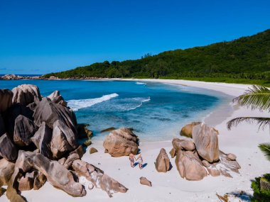 Anse Source dArgent plajı, La Digue Adası, Seyshelles, İHA hava manzaralı La Digue Seyşeller kuş bakışı, tatilde olan olgun çift Seyşeller.