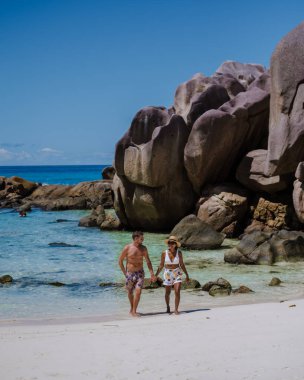 Anse Source dArgent plajı, La Digue Adası, Seyshelles, İHA hava manzaralı La Digue Seyşeller kuş bakışı, tatilde olan olgun çift Seyşeller.