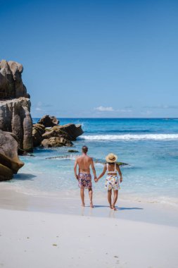 Anse Source dArgent plajı, La Digue Adası, Seyshelles, İHA hava manzaralı La Digue Seyşeller kuş bakışı, tatilde olan olgun çift Seyşeller.