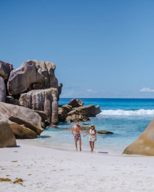 Anse Source dArgent plajı, La Digue Adası, Seyshelles, İHA hava manzaralı La Digue Seyşeller kuş bakışı, tatilde olan olgun çift Seyşeller.