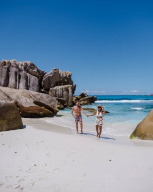Anse Source dArgent plajı, La Digue Adası, Seyshelles, İHA hava manzaralı La Digue Seyşeller kuş bakışı, tatilde olan olgun çift Seyşeller.