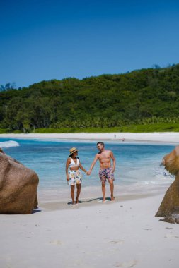 Anse Source dArgent plajı, La Digue Adası, Seyshelles, İHA hava manzaralı La Digue Seyşeller kuş bakışı, tatilde olan olgun çift Seyşeller.