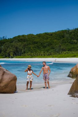 Anse Source dArgent plajı, La Digue Adası, Seyshelles, İHA hava manzaralı La Digue Seyşeller kuş bakışı, tatilde olan olgun çift Seyşeller.