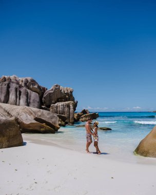 Anse Source dArgent plajı, La Digue Adası, Seyshelles, İHA hava manzaralı La Digue Seyşeller kuş bakışı, tatilde olan olgun çift Seyşeller.