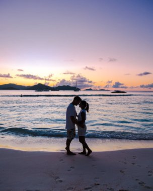 Anse Patates, La Digue Adası, Seyshelles, La Digue Seyşeller kuş bakışı drone görüntüsü, tatilde olan olgun çift ve kadın Seyşeller.