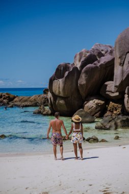 Anse Source dArgent plajı, La Digue Adası, Seyshelles, İHA hava manzaralı La Digue Seyşeller kuş bakışı, tatilde olan olgun çift Seyşeller.