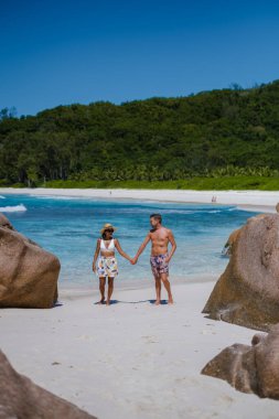 Anse Source dArgent plajı, La Digue Adası, Seyshelles, İHA hava manzaralı La Digue Seyşeller kuş bakışı, tatilde olan olgun çift Seyşeller.