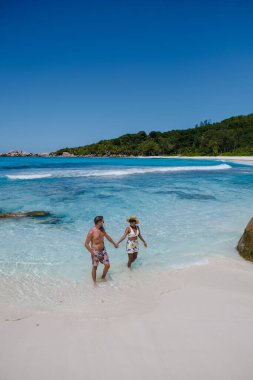 Anse Source dArgent plajı, La Digue Adası, Seyshelles, İHA hava manzaralı La Digue Seyşeller kuş bakışı, tatilde olan olgun çift Seyşeller.