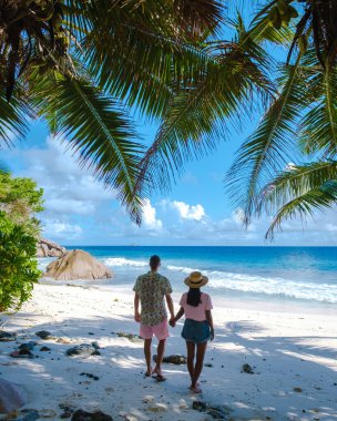 Anse Patates, La Digue Adası, Seyshelles, La Digue Seyşeller kuş bakışı drone görüntüsü, tatilde olan olgun çift ve kadın Seyşeller.