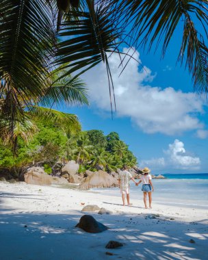 Anse Patates, La Digue Adası, Seyshelles, La Digue Seyşeller kuş bakışı drone görüntüsü, tatilde olan olgun çift ve kadın Seyşeller.