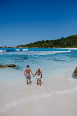 Anse Source dArgent plajı, La Digue Adası, Seyshelles, İHA hava manzaralı La Digue Seyşeller kuş bakışı, tatilde olan olgun çift Seyşeller.